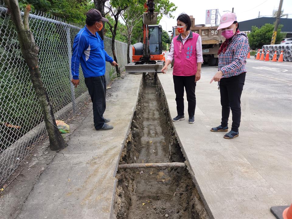 04月份鎮政活動剪影1110415崙子腳路鎮安宮排樓排水溝改善